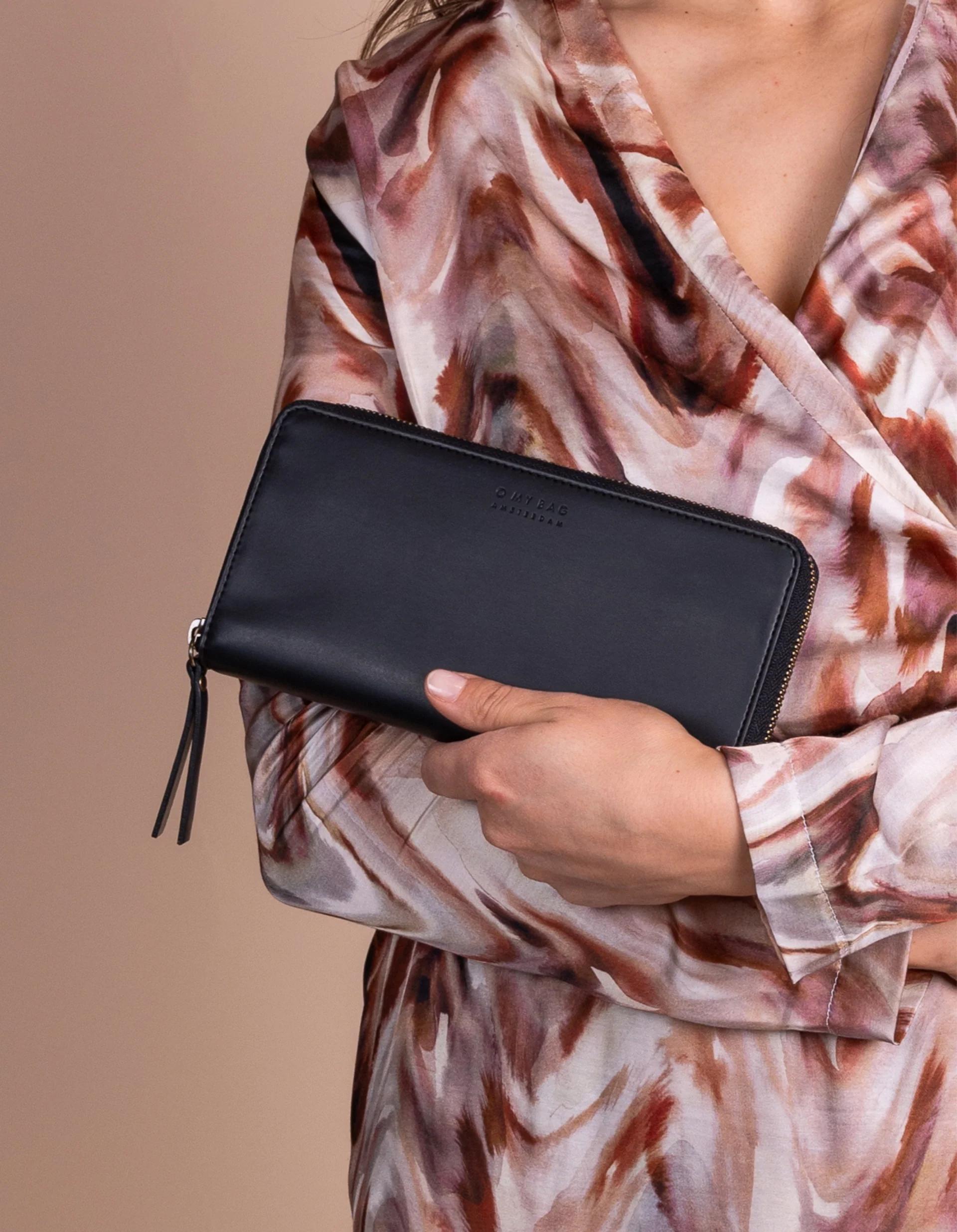 O My Bag Sonny Wallet Black Apfel Leder Portemonnaie unisex